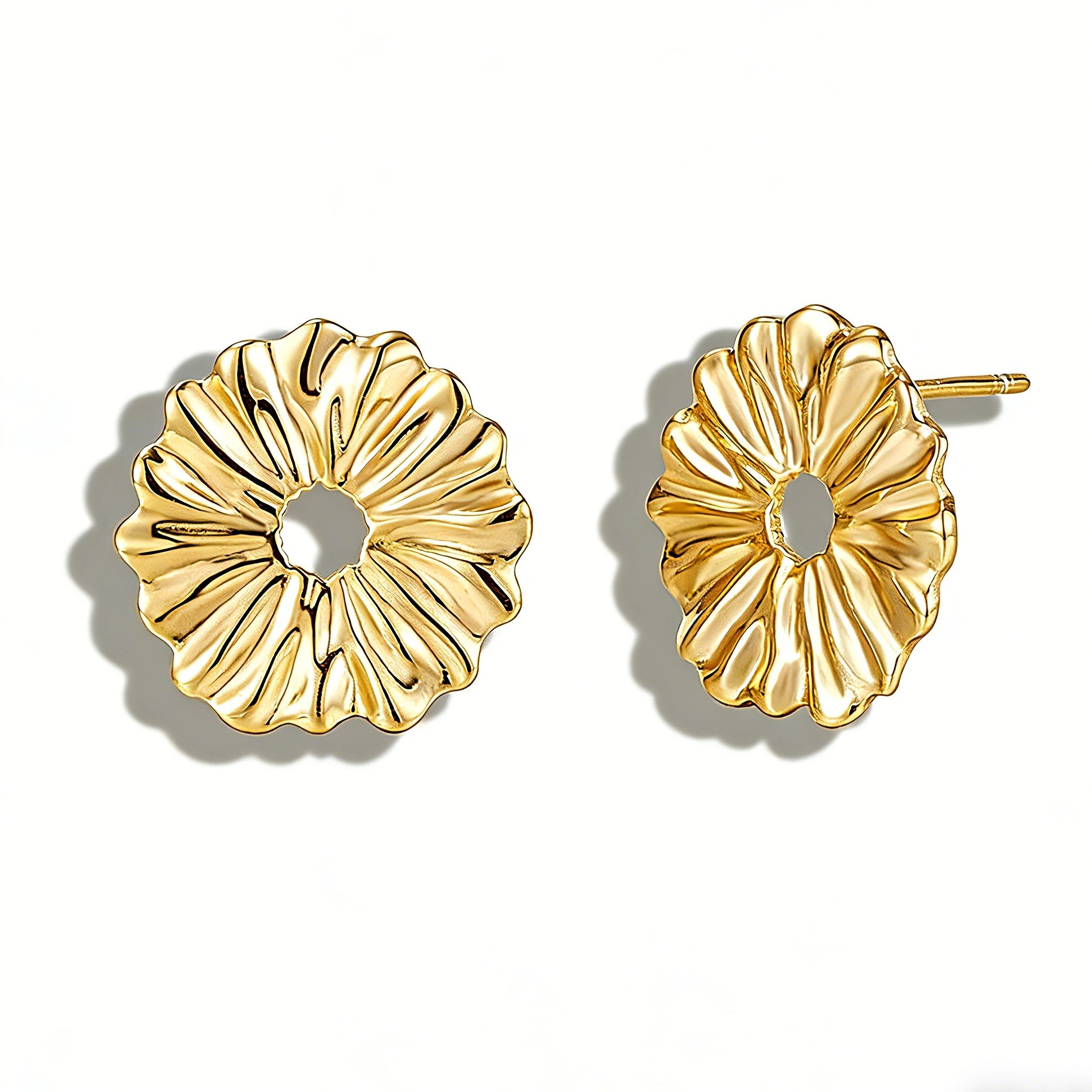 These earrings feature a daisy as their main design element. They are made of S925 sterling silver, and the daisy on the earrings measures approximately 15.4mm in width and 15.1mm in height.
