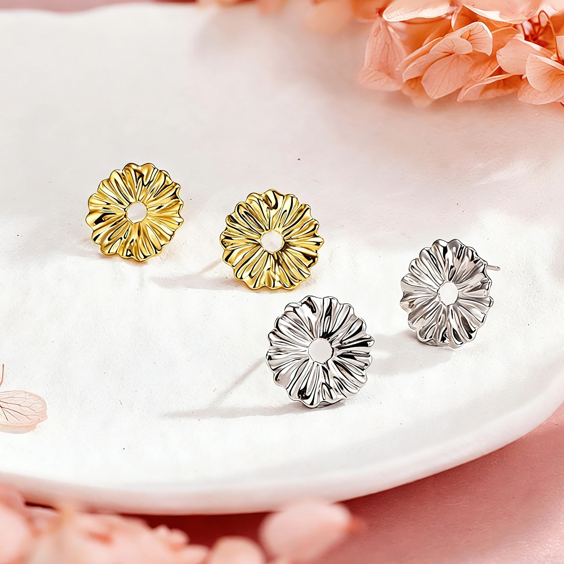 These earrings feature a daisy as their main design element. They are made of S925 sterling silver, and the daisy on the earrings measures approximately 15.4mm in width and 15.1mm in height.