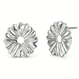 These earrings feature a daisy as their main design element. They are made of S925 sterling silver, and the daisy on the earrings measures approximately 15.4mm in width and 15.1mm in height.