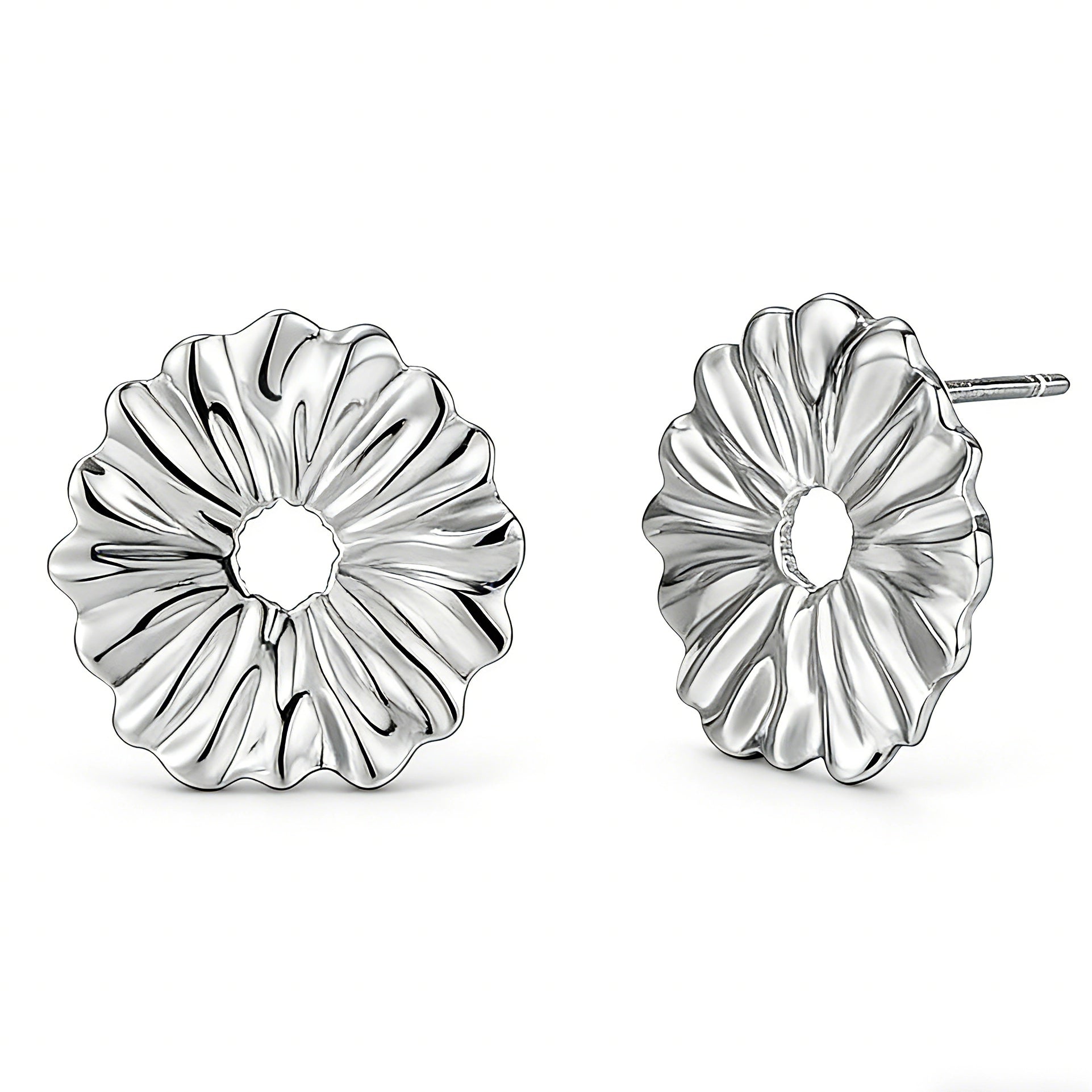 These earrings feature a daisy as their main design element. They are made of S925 sterling silver, and the daisy on the earrings measures approximately 15.4mm in width and 15.1mm in height.
