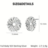 These earrings feature a daisy as their main design element. They are made of S925 sterling silver, and the daisy on the earrings measures approximately 15.4mm in width and 15.1mm in height.