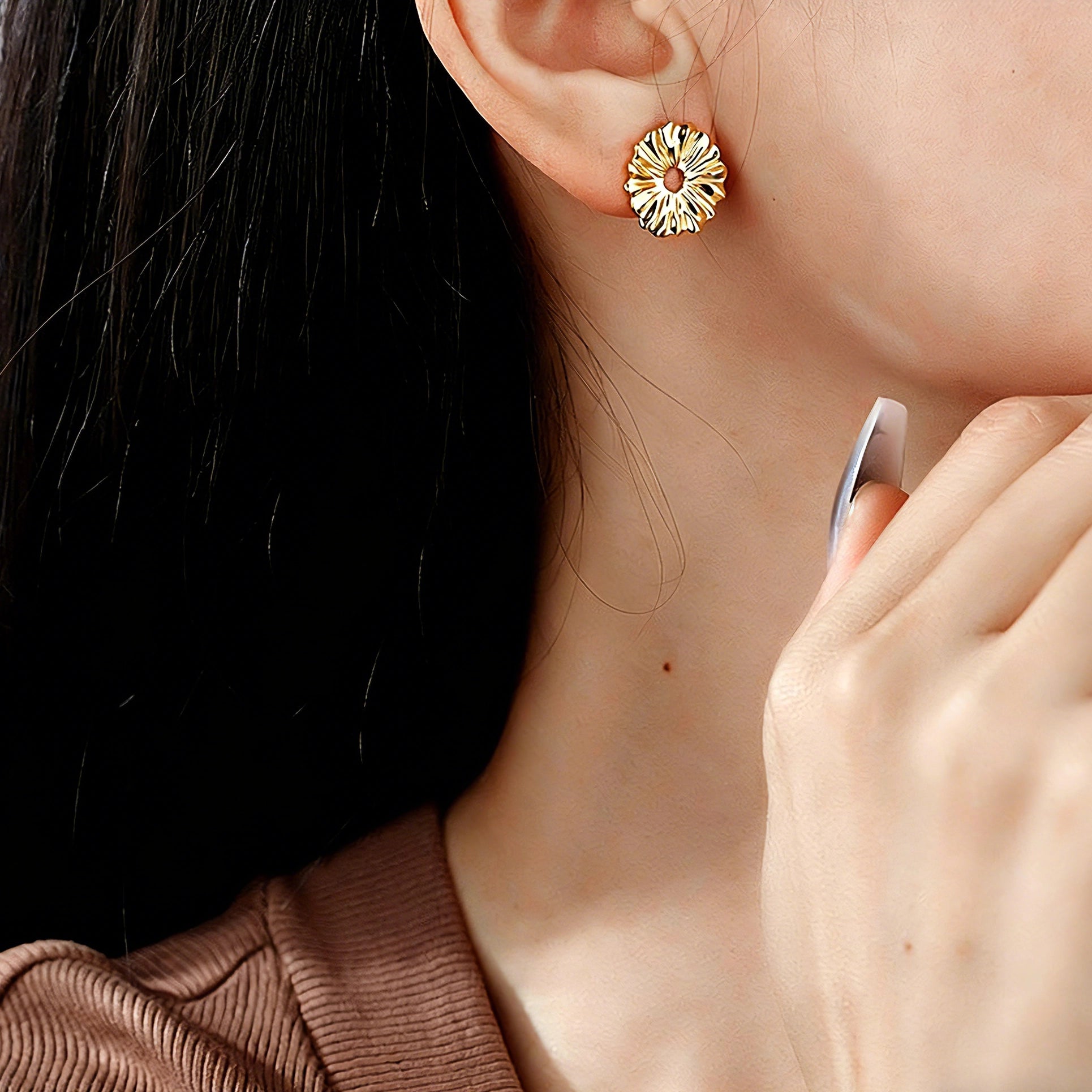 These earrings feature a daisy as their main design element. They are made of S925 sterling silver, and the daisy on the earrings measures approximately 15.4mm in width and 15.1mm in height.