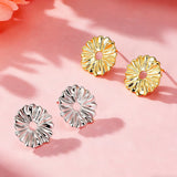 These earrings feature a daisy as their main design element. They are made of S925 sterling silver, and the daisy on the earrings measures approximately 15.4mm in width and 15.1mm in height.