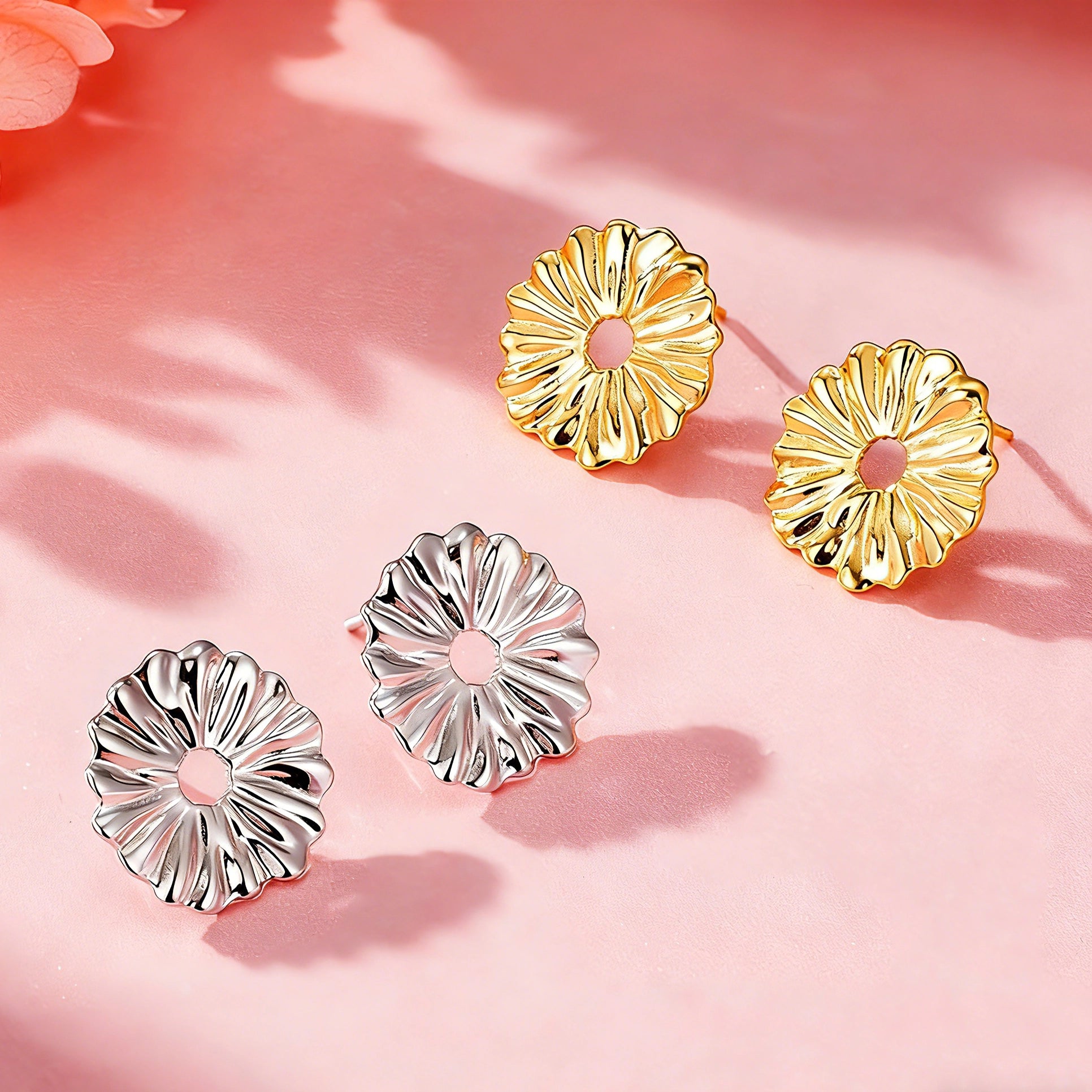 These earrings feature a daisy as their main design element. They are made of S925 sterling silver, and the daisy on the earrings measures approximately 15.4mm in width and 15.1mm in height.