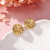 These earrings feature a daisy as their main design element. They are made of S925 sterling silver, and the daisy on the earrings measures approximately 15.4mm in width and 15.1mm in height.