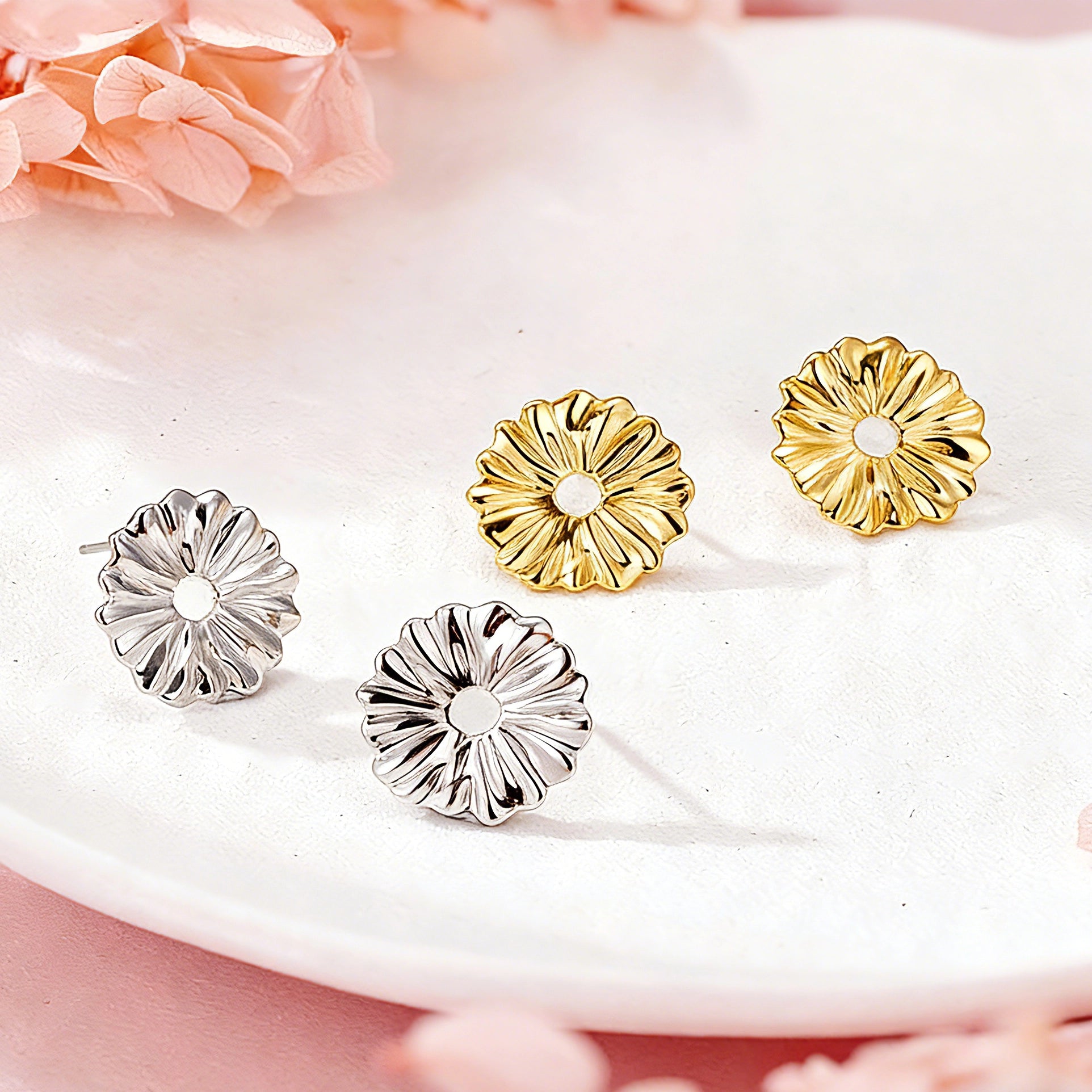 These earrings feature a daisy as their main design element. They are made of S925 sterling silver, and the daisy on the earrings measures approximately 15.4mm in width and 15.1mm in height.