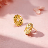These earrings feature a daisy as their main design element. They are made of S925 sterling silver, and the daisy on the earrings measures approximately 15.4mm in width and 15.1mm in height.
