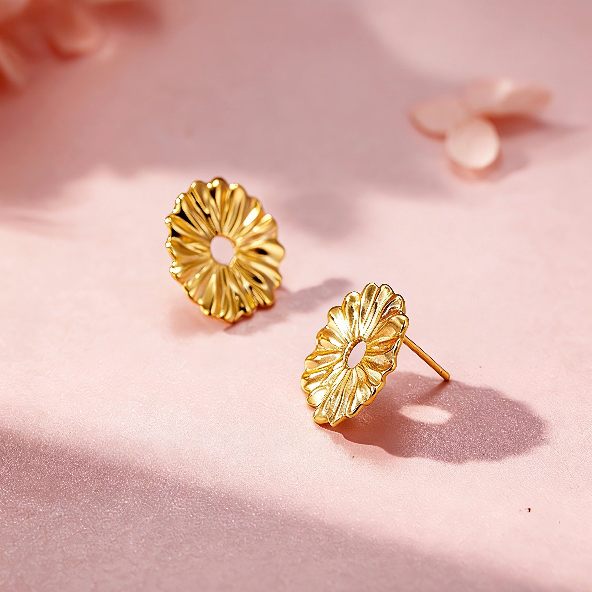 These earrings feature a daisy as their main design element. They are made of S925 sterling silver, and the daisy on the earrings measures approximately 15.4mm in width and 15.1mm in height.