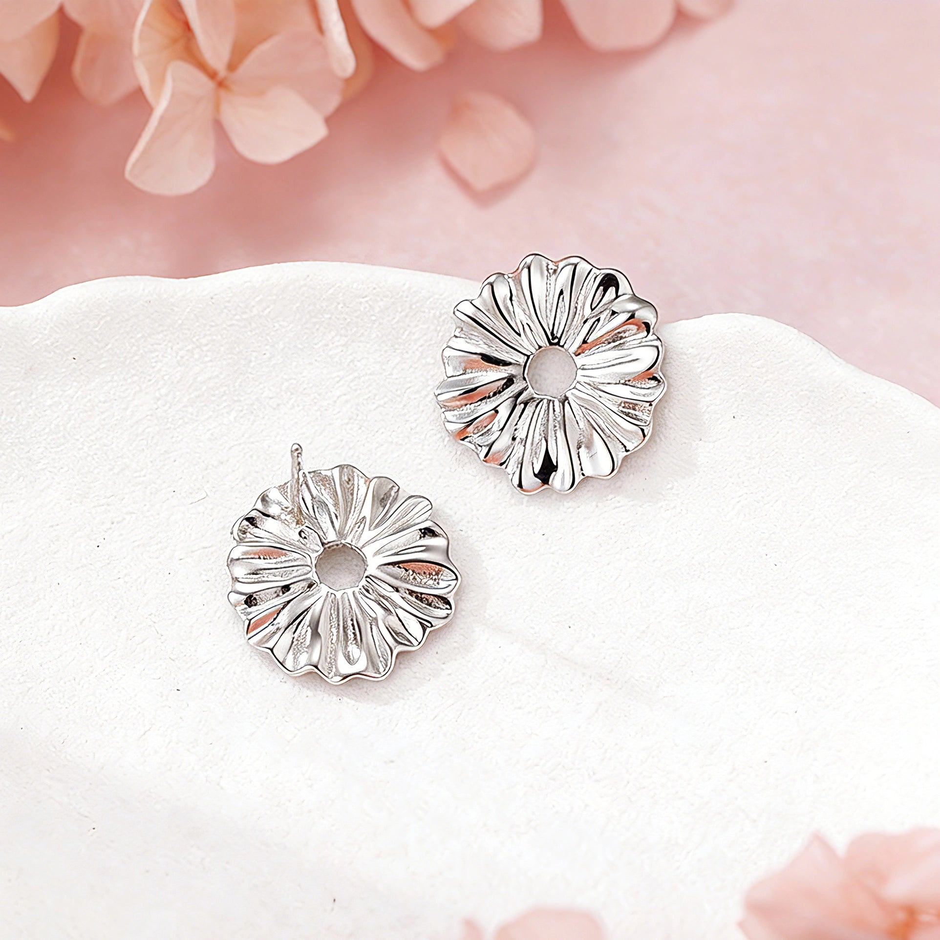 These earrings feature a daisy as their main design element. They are made of S925 sterling silver, and the daisy on the earrings measures approximately 15.4mm in width and 15.1mm in height.