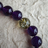 This is a Uruguayan amethyst bracelet comes with amethyst, rutilated quartz, clear quartz and aloeswood. And there is a pendant with lapis lazuli and southern red agate as a decoration.