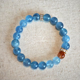 This is a gemstone bracelet that consists of 19pcs of 7-8mm aquamarine beads and 1pcs of red rutilated quartz. There are also 2 silver spacer beads in the bracelet. The main color of the bracelet is sky blue. The entire bracelet is translucent and beautiful.