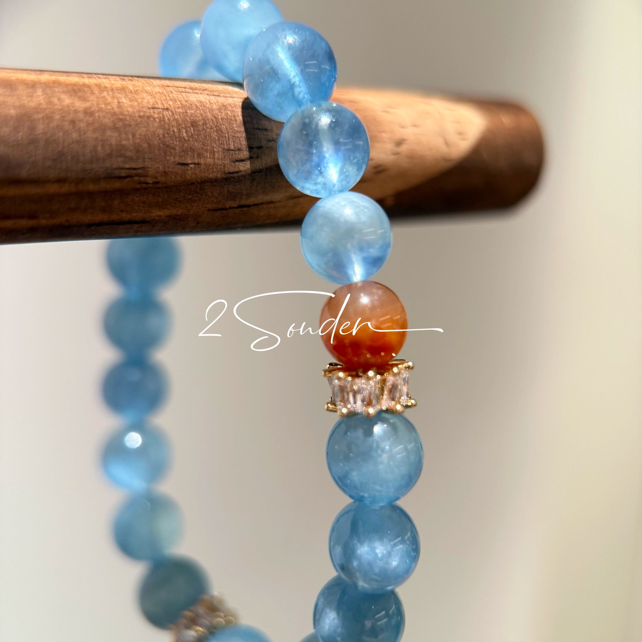 This is a gemstone bracelet that consists of 19pcs of 7-8mm aquamarine beads and 1pcs of red rutilated quartz. There are also 2 silver spacer beads in the bracelet. The main color of the bracelet is sky blue. The entire bracelet is translucent and beautiful.