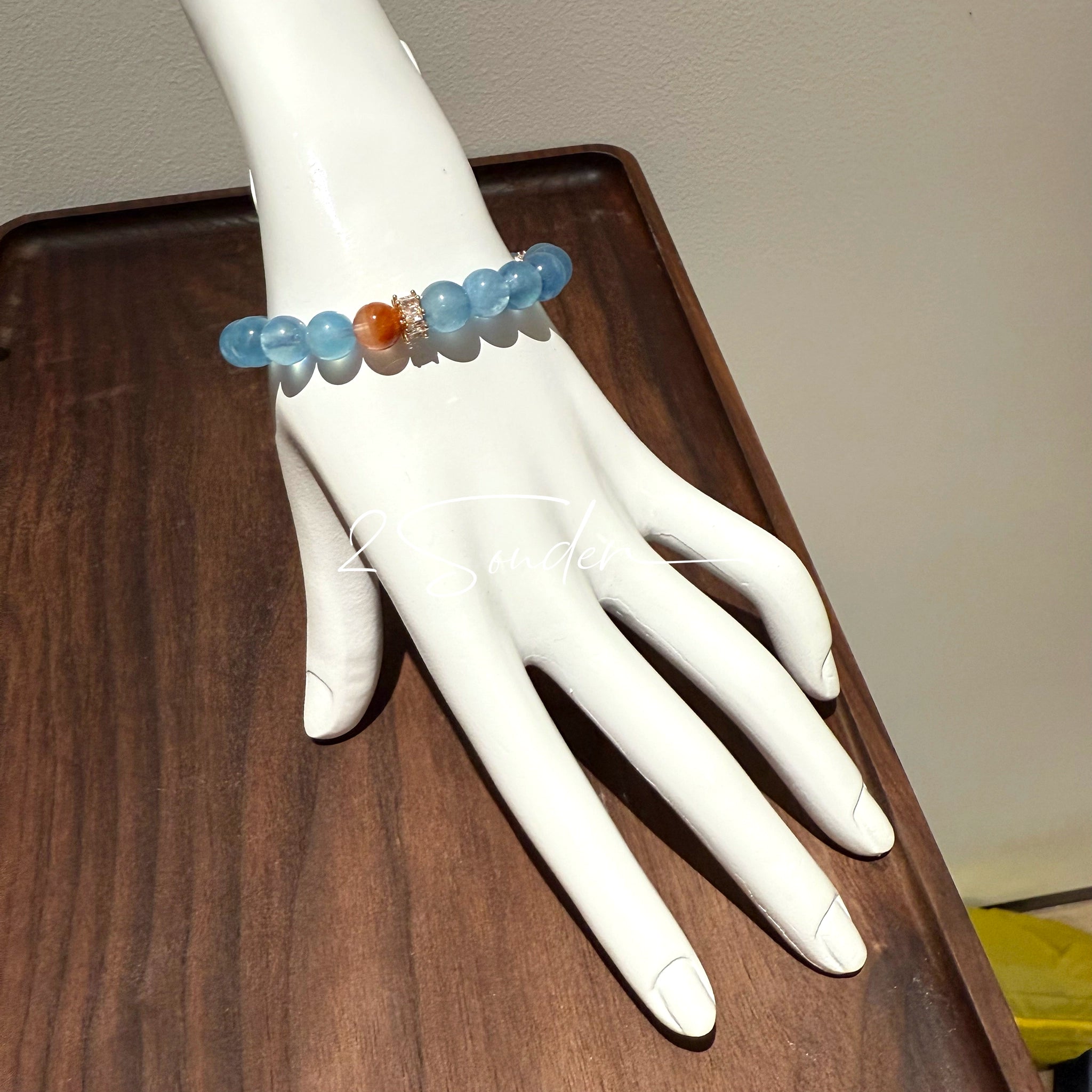This is a gemstone bracelet that consists of 19pcs of 7-8mm aquamarine beads and 1pcs of red rutilated quartz. There are also 2 silver spacer beads in the bracelet. The main color of the bracelet is sky blue. The entire bracelet is translucent and beautiful.