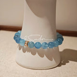 This is a gemstone bracelet that consists of 19pcs of 7-8mm aquamarine beads and 1pcs of red rutilated quartz. There are also 2 silver spacer beads in the bracelet. The main color of the bracelet is sky blue. The entire bracelet is translucent and beautiful.