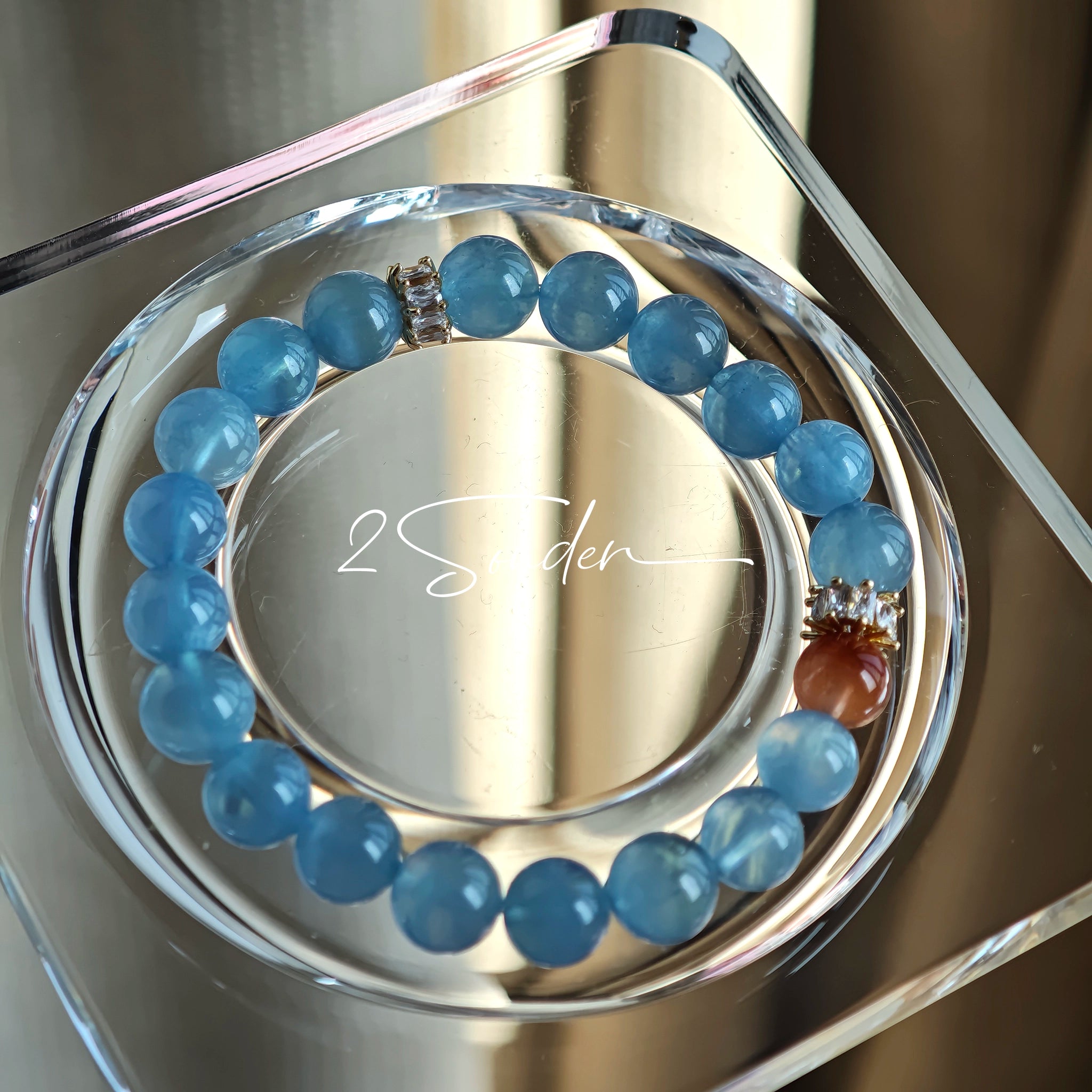This is a gemstone bracelet that consists of 19pcs of 7-8mm aquamarine beads and 1pcs of red rutilated quartz. There are also 2 silver spacer beads in the bracelet. The main color of the bracelet is sky blue. The entire bracelet is translucent and beautiful.