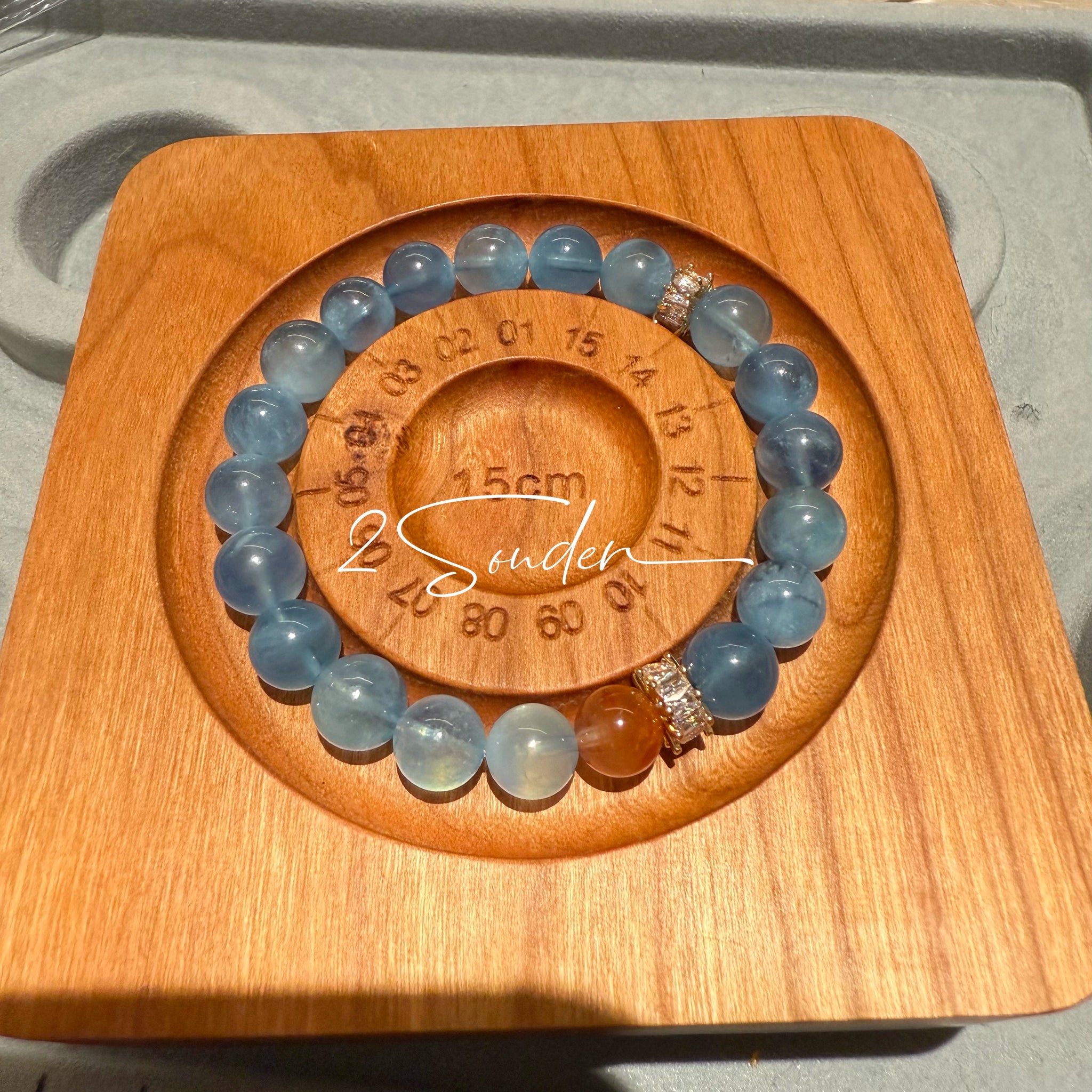 This is a gemstone bracelet that consists of 19pcs of 7-8mm aquamarine beads and 1pcs of red rutilated quartz. There are also 2 silver spacer beads in the bracelet. The main color of the bracelet is sky blue. The entire bracelet is translucent and beautiful.