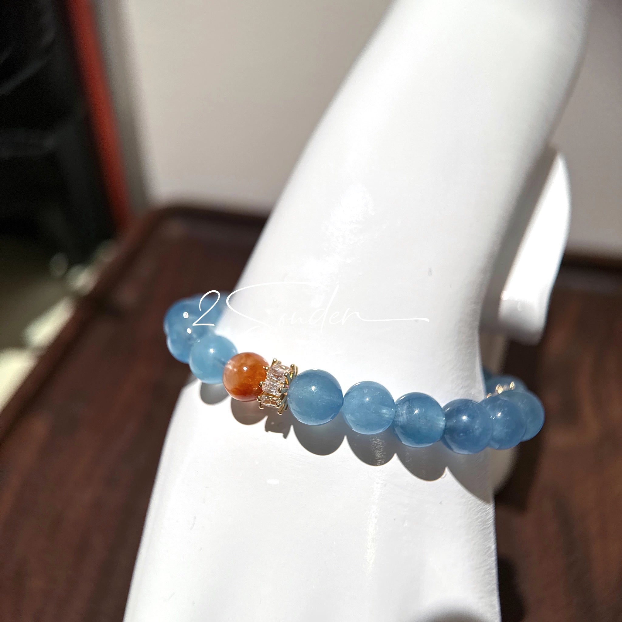 This is a gemstone bracelet that consists of 19pcs of 7-8mm aquamarine beads and 1pcs of red rutilated quartz. There are also 2 silver spacer beads in the bracelet. The main color of the bracelet is sky blue. The entire bracelet is translucent and beautiful.