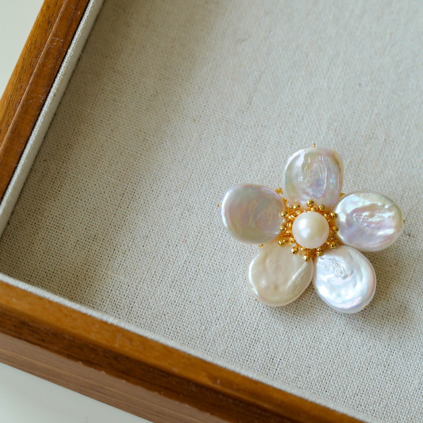 Features a stunning 7-7.5mm natural freshwater baroque pearl as the centerpiece, surrounded by artistically sculpted shell petals and vibrant red agate/black onyx accents. This flower brooch blends vintage charm with modern "light luxury" style, making it a captivating focal point for any outfit.