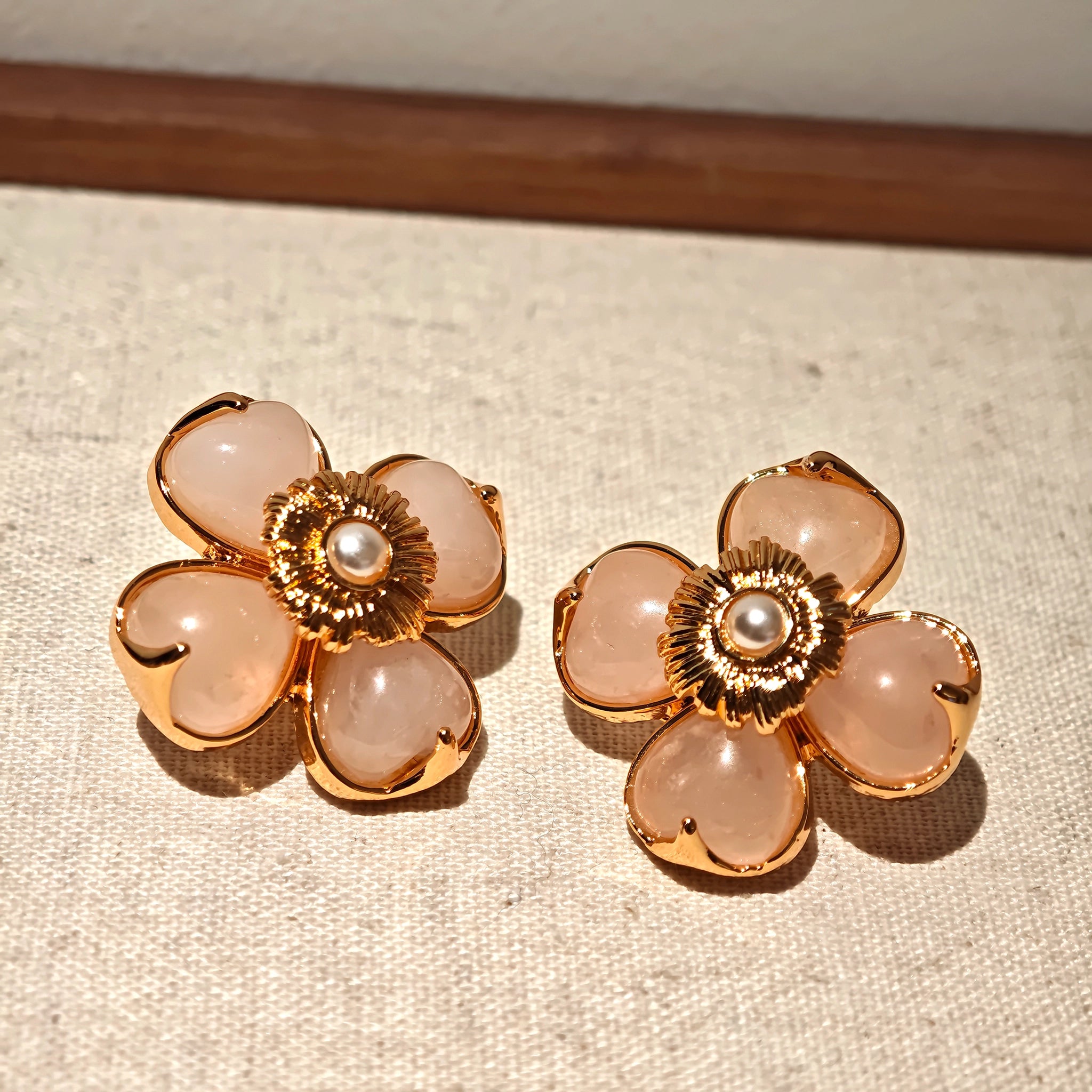 This is a pair of pink earrings made of recycled copper and ethically sourced natural stones. The size of each piece of earring is 3.7x3.7cm.