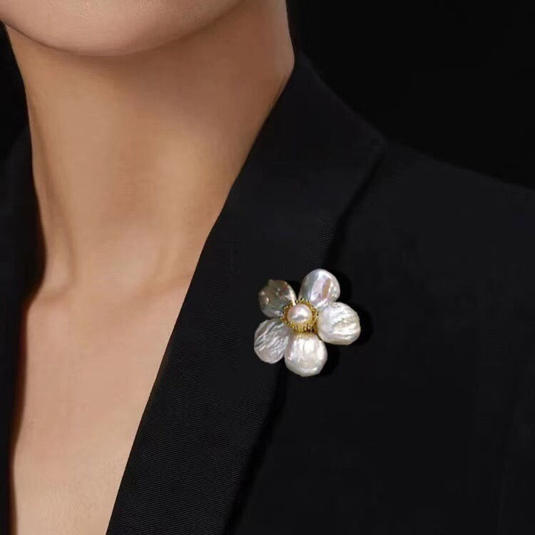 Features a stunning 7-7.5mm natural freshwater baroque pearl as the centerpiece, surrounded by artistically sculpted shell petals and vibrant red agate/black onyx accents. This flower brooch blends vintage charm with modern "light luxury" style, making it a captivating focal point for any outfit.