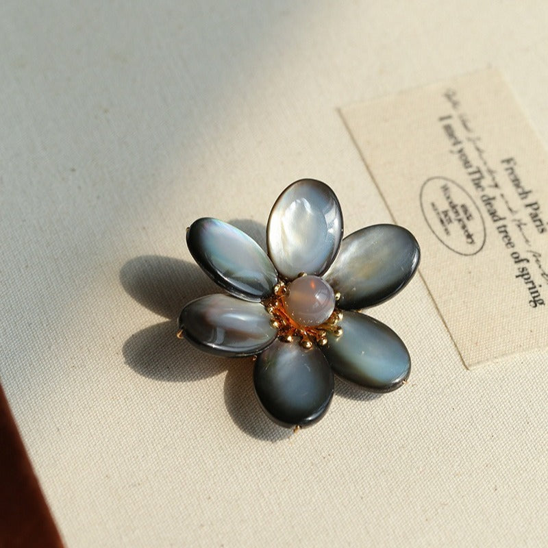 Features a stunning 7-7.5mm natural freshwater baroque pearl as the centerpiece, surrounded by artistically sculpted shell petals and vibrant red agate/black onyx accents. This flower brooch blends vintage charm with modern "light luxury" style, making it a captivating focal point for any outfit.