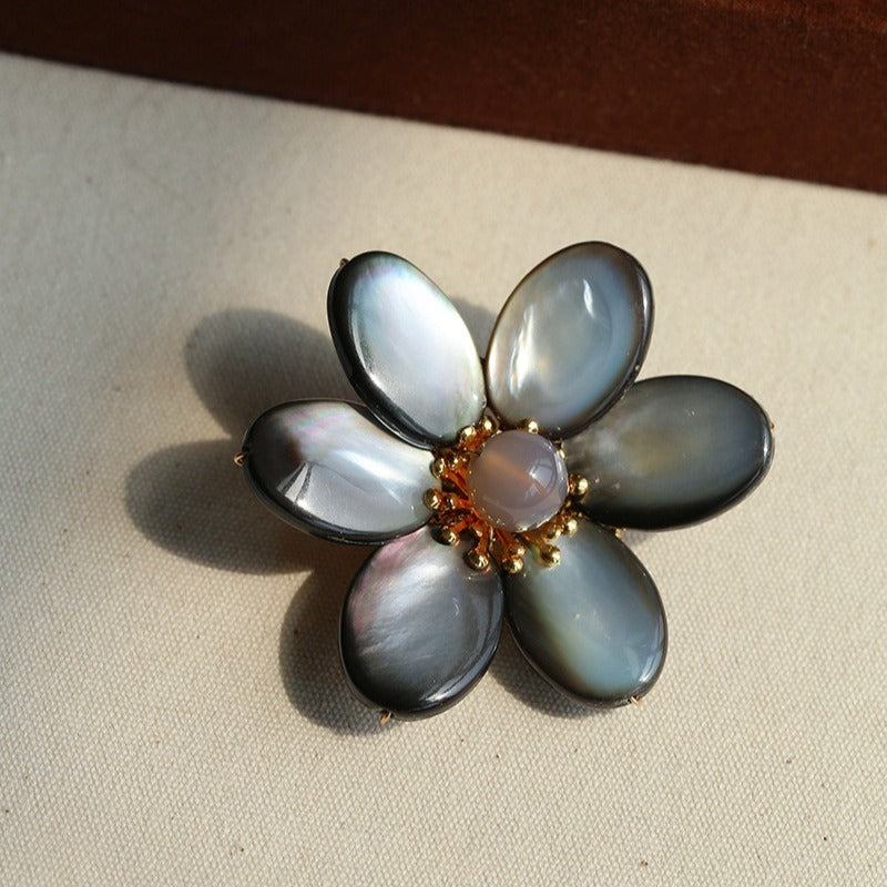 Features a stunning 7-7.5mm natural freshwater baroque pearl as the centerpiece, surrounded by artistically sculpted shell petals and vibrant red agate/black onyx accents. This flower brooch blends vintage charm with modern "light luxury" style, making it a captivating focal point for any outfit.