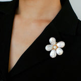 Features a stunning 7-7.5mm natural freshwater baroque pearl as the centerpiece, surrounded by artistically sculpted shell petals and vibrant red agate/black onyx accents. This flower brooch blends vintage charm with modern "light luxury" style, making it a captivating focal point for any outfit.