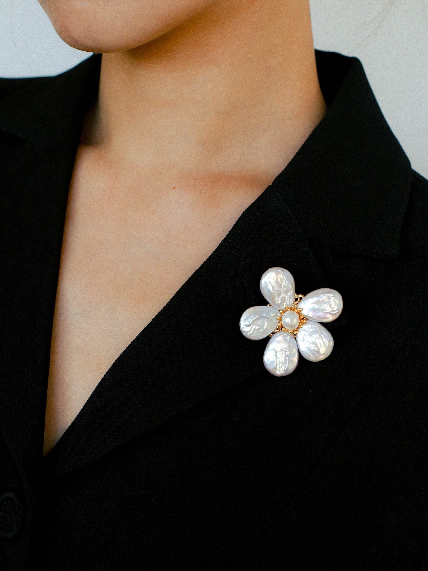 Features a stunning 7-7.5mm natural freshwater baroque pearl as the centerpiece, surrounded by artistically sculpted shell petals and vibrant red agate/black onyx accents. This flower brooch blends vintage charm with modern "light luxury" style, making it a captivating focal point for any outfit.