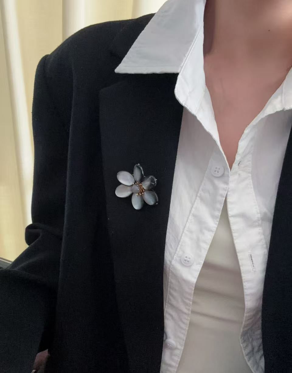 Features a stunning 7-7.5mm natural freshwater baroque pearl as the centerpiece, surrounded by artistically sculpted shell petals and vibrant red agate/black onyx accents. This flower brooch blends vintage charm with modern "light luxury" style, making it a captivating focal point for any outfit.
