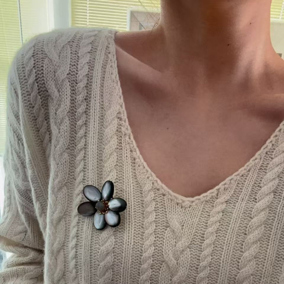 Features a stunning 7-7.5mm natural freshwater baroque pearl as the centerpiece, surrounded by artistically sculpted shell petals and vibrant red agate/black onyx accents. This flower brooch blends vintage charm with modern "light luxury" style, making it a captivating focal point for any outfit.
