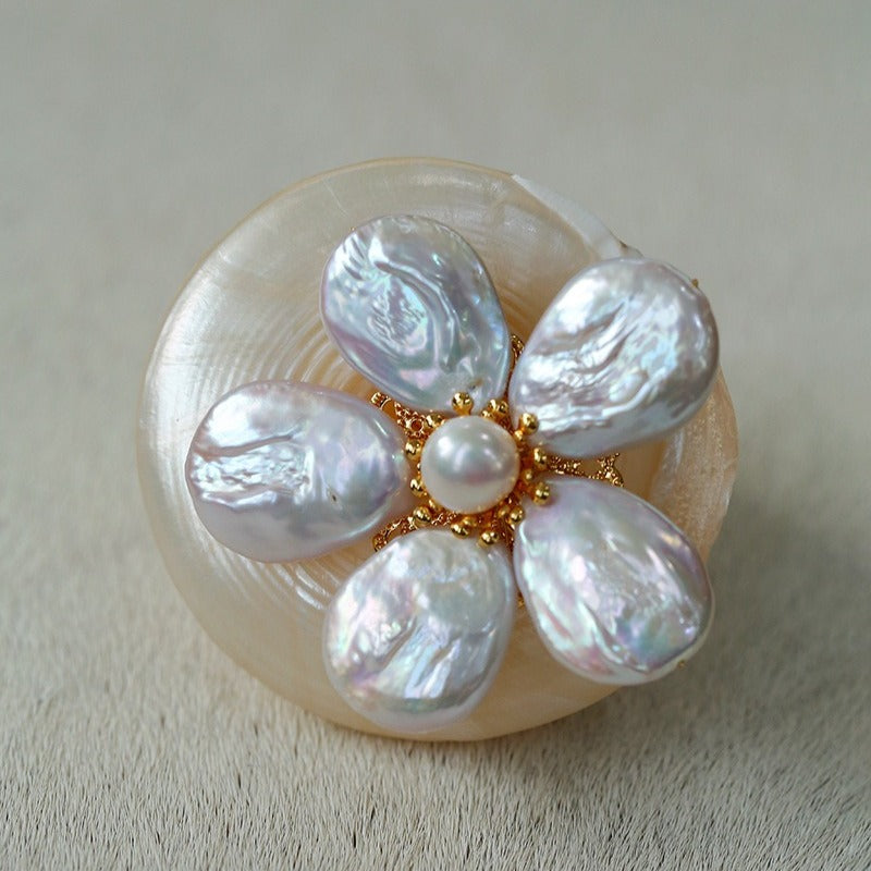 Features a stunning 7-7.5mm natural freshwater baroque pearl as the centerpiece, surrounded by artistically sculpted shell petals and vibrant red agate/black onyx accents. This flower brooch blends vintage charm with modern "light luxury" style, making it a captivating focal point for any outfit.