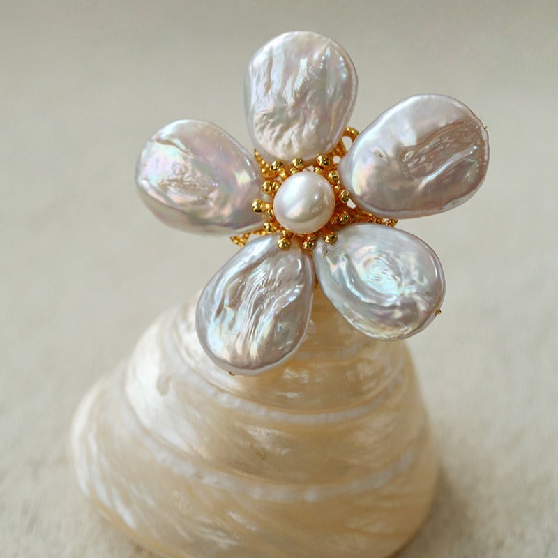 Features a stunning 7-7.5mm natural freshwater baroque pearl as the centerpiece, surrounded by artistically sculpted shell petals and vibrant red agate/black onyx accents. This flower brooch blends vintage charm with modern "light luxury" style, making it a captivating focal point for any outfit.