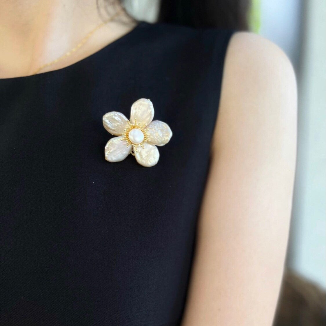 Features a stunning 7-7.5mm natural freshwater baroque pearl as the centerpiece, surrounded by artistically sculpted shell petals and vibrant red agate/black onyx accents. This flower brooch blends vintage charm with modern "light luxury" style, making it a captivating focal point for any outfit.