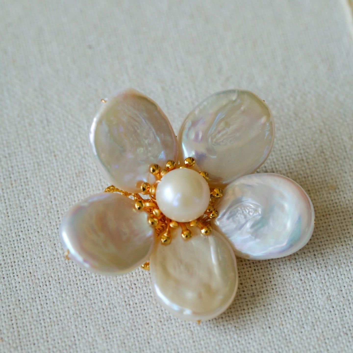 Features a stunning 7-7.5mm natural freshwater baroque pearl as the centerpiece, surrounded by artistically sculpted shell petals and vibrant red agate/black onyx accents. This flower brooch blends vintage charm with modern "light luxury" style, making it a captivating focal point for any outfit.