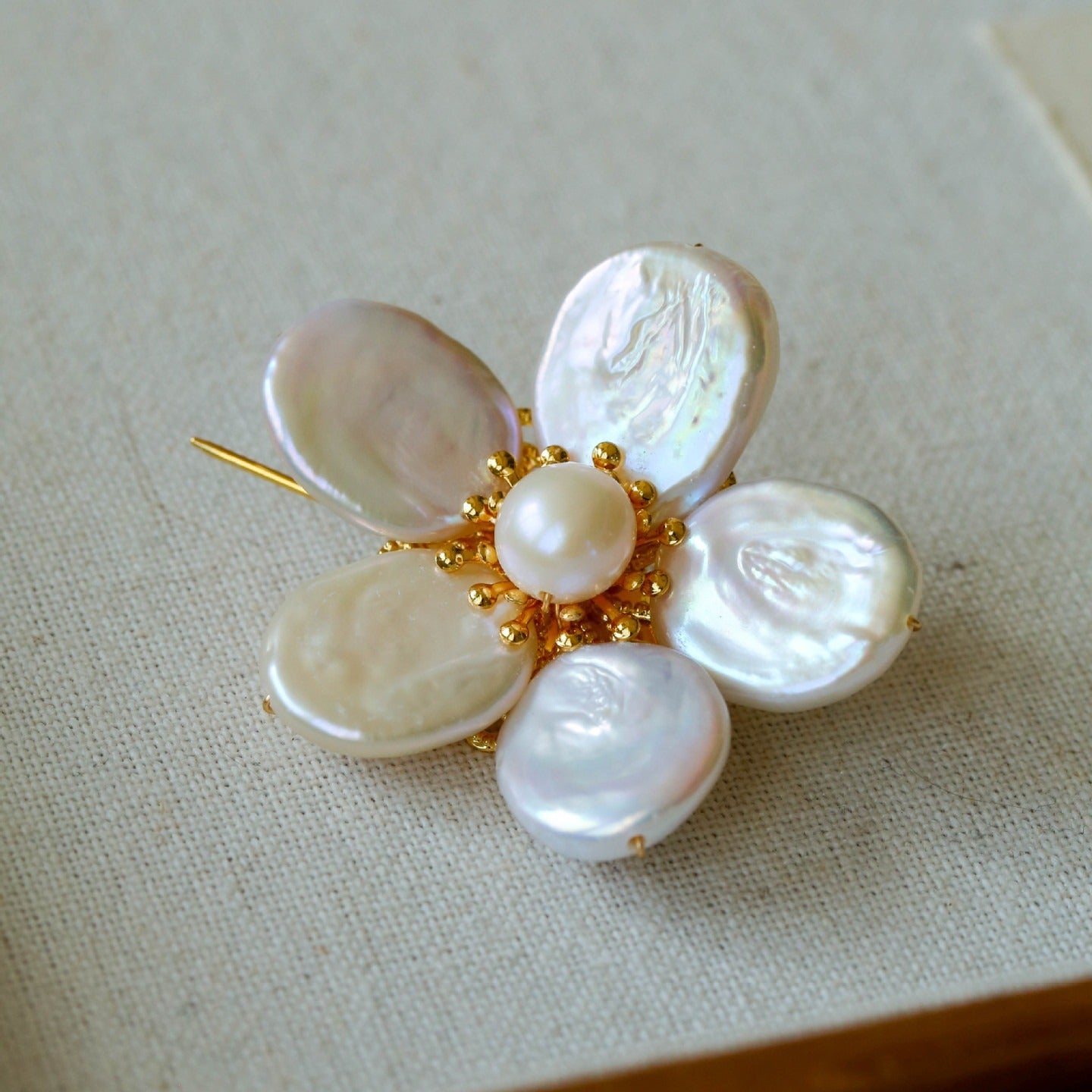 Features a stunning 7-7.5mm natural freshwater baroque pearl as the centerpiece, surrounded by artistically sculpted shell petals and vibrant red agate/black onyx accents. This flower brooch blends vintage charm with modern "light luxury" style, making it a captivating focal point for any outfit.