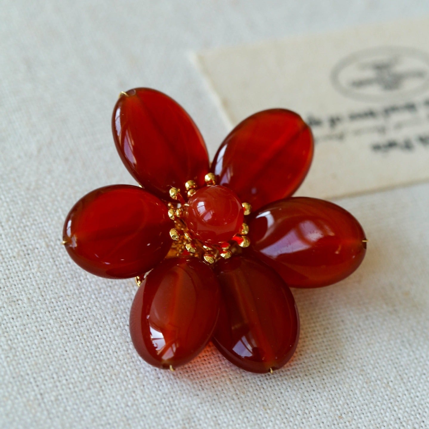 Features a stunning 7-7.5mm natural freshwater baroque pearl as the centerpiece, surrounded by artistically sculpted shell petals and vibrant red agate/black onyx accents. This flower brooch blends vintage charm with modern "light luxury" style, making it a captivating focal point for any outfit.