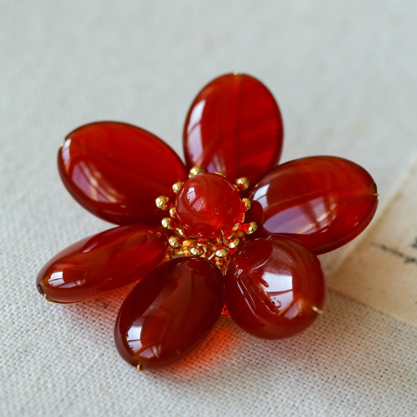 Features a stunning 7-7.5mm natural freshwater baroque pearl as the centerpiece, surrounded by artistically sculpted shell petals and vibrant red agate/black onyx accents. This flower brooch blends vintage charm with modern "light luxury" style, making it a captivating focal point for any outfit.