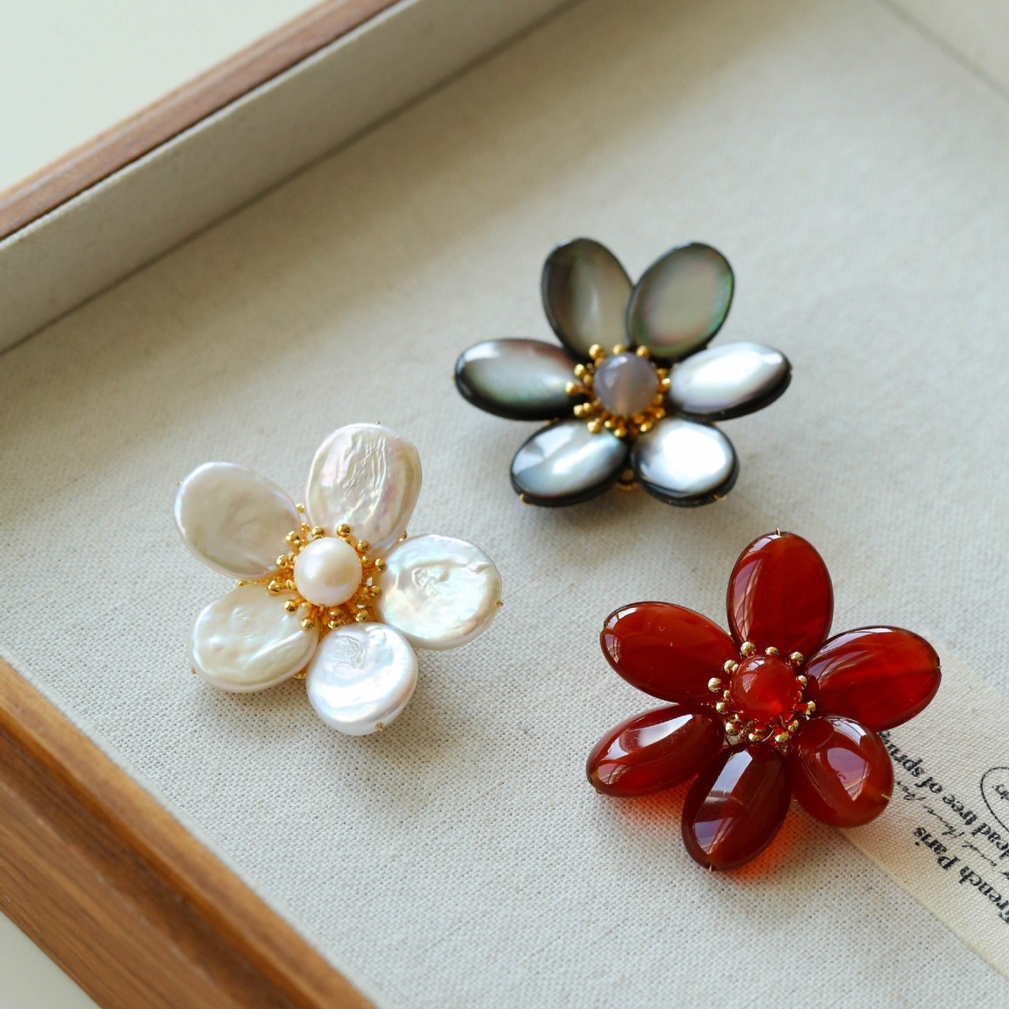 Features a stunning 7-7.5mm natural freshwater baroque pearl as the centerpiece, surrounded by artistically sculpted shell petals and vibrant red agate/black onyx accents. This flower brooch blends vintage charm with modern "light luxury" style, making it a captivating focal point for any outfit.
