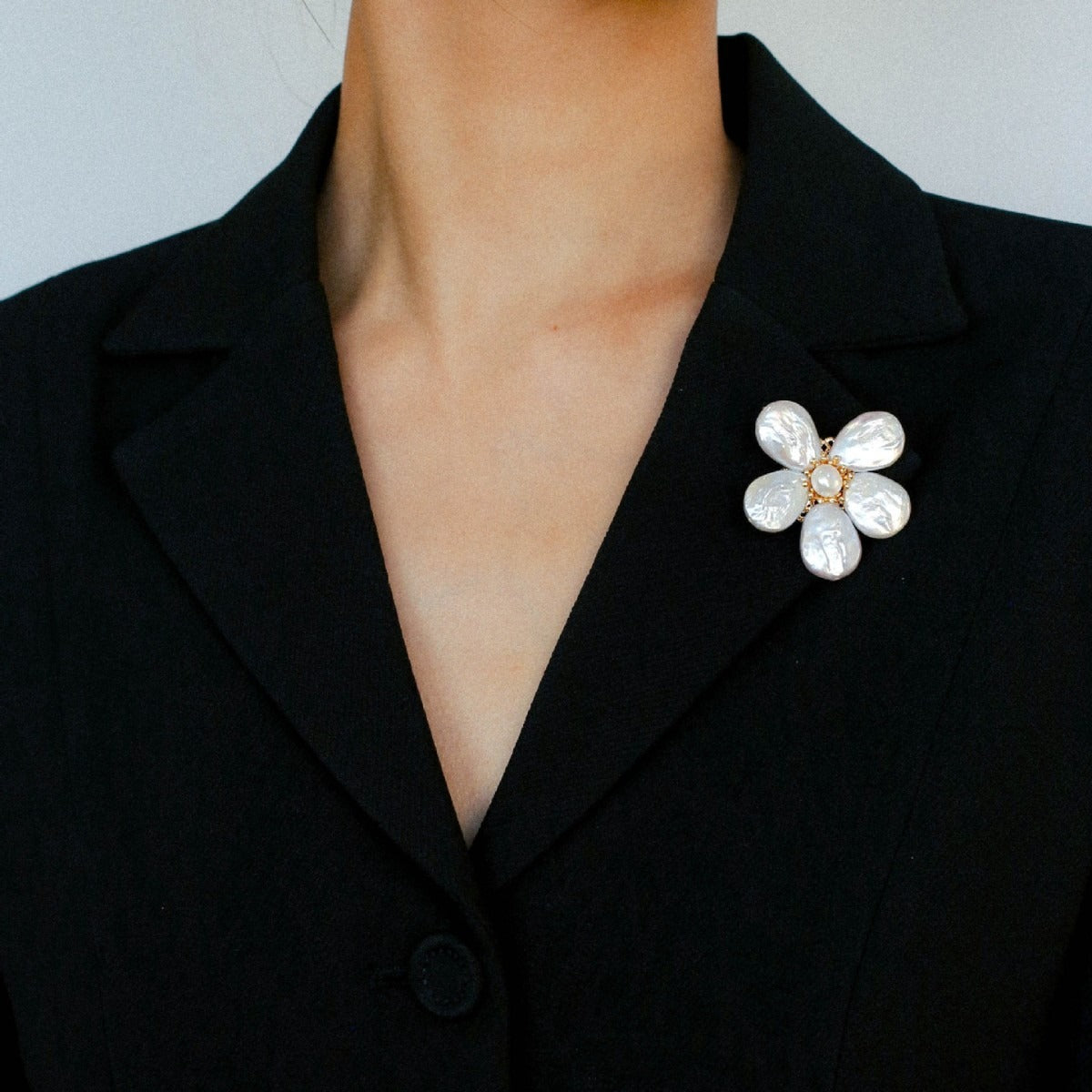 Features a stunning 7-7.5mm natural freshwater baroque pearl as the centerpiece, surrounded by artistically sculpted shell petals and vibrant red agate/black onyx accents. This flower brooch blends vintage charm with modern "light luxury" style, making it a captivating focal point for any outfit.