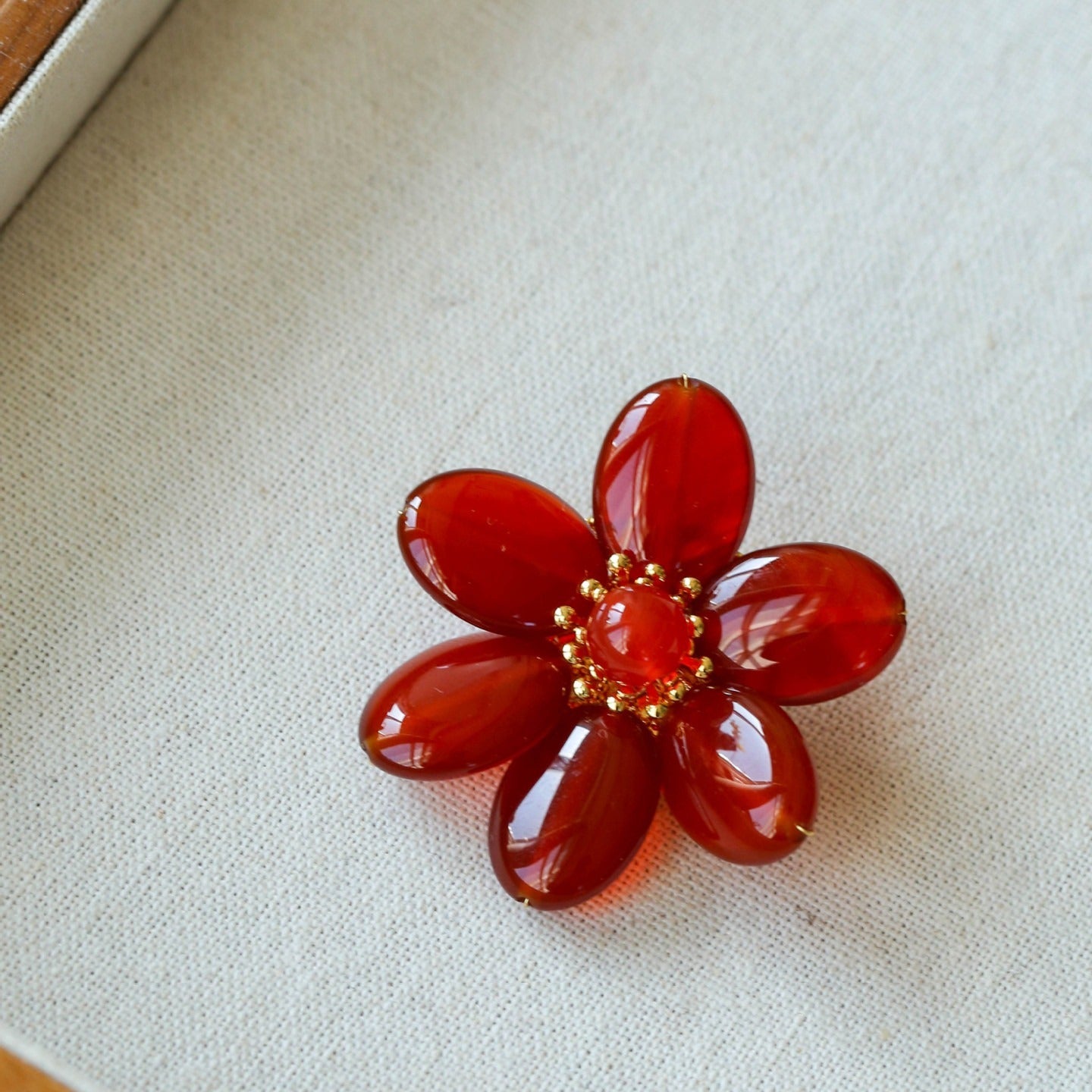 Features a stunning 7-7.5mm natural freshwater baroque pearl as the centerpiece, surrounded by artistically sculpted shell petals and vibrant red agate/black onyx accents. This flower brooch blends vintage charm with modern "light luxury" style, making it a captivating focal point for any outfit.