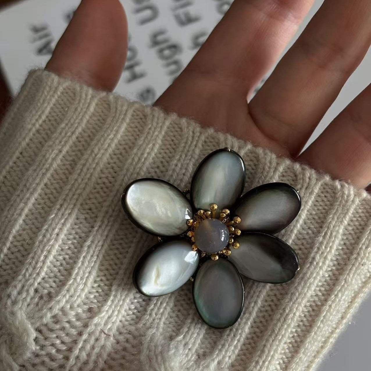 Features a stunning 7-7.5mm natural freshwater baroque pearl as the centerpiece, surrounded by artistically sculpted shell petals and vibrant red agate/black onyx accents. This flower brooch blends vintage charm with modern "light luxury" style, making it a captivating focal point for any outfit.