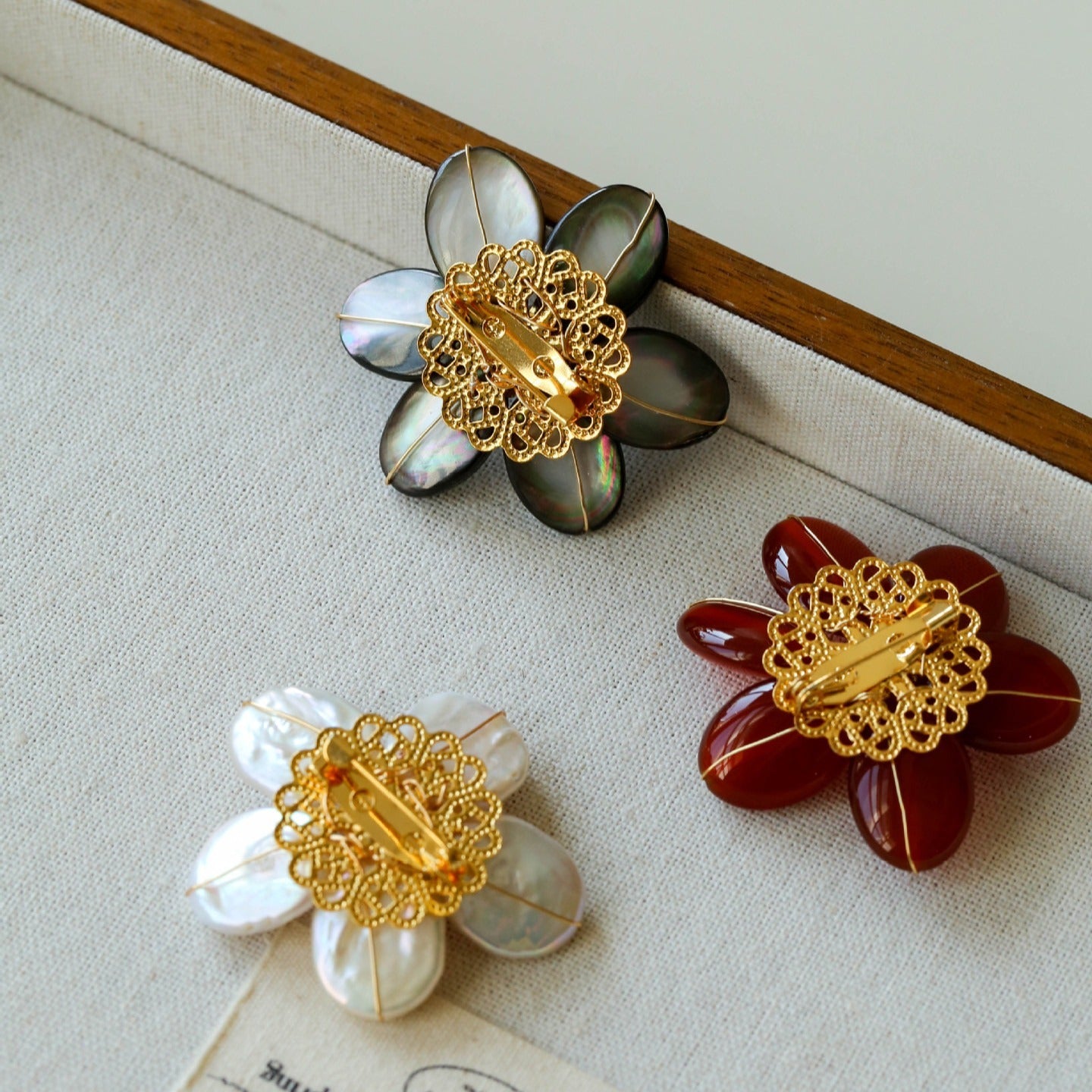 Features a stunning 7-7.5mm natural freshwater baroque pearl as the centerpiece, surrounded by artistically sculpted shell petals and vibrant red agate/black onyx accents. This flower brooch blends vintage charm with modern "light luxury" style, making it a captivating focal point for any outfit.