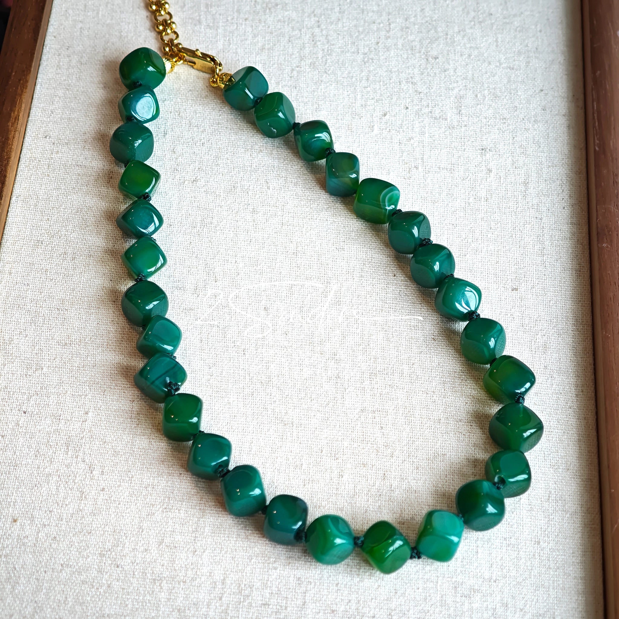 This necklace consists of green agate necklace. It's vintage, elegant and pretty.