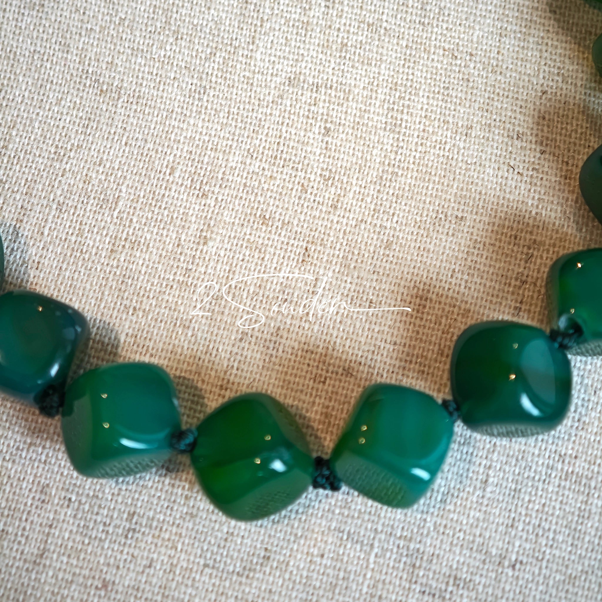 This necklace consists of green agate necklace. It's vintage, elegant and pretty.