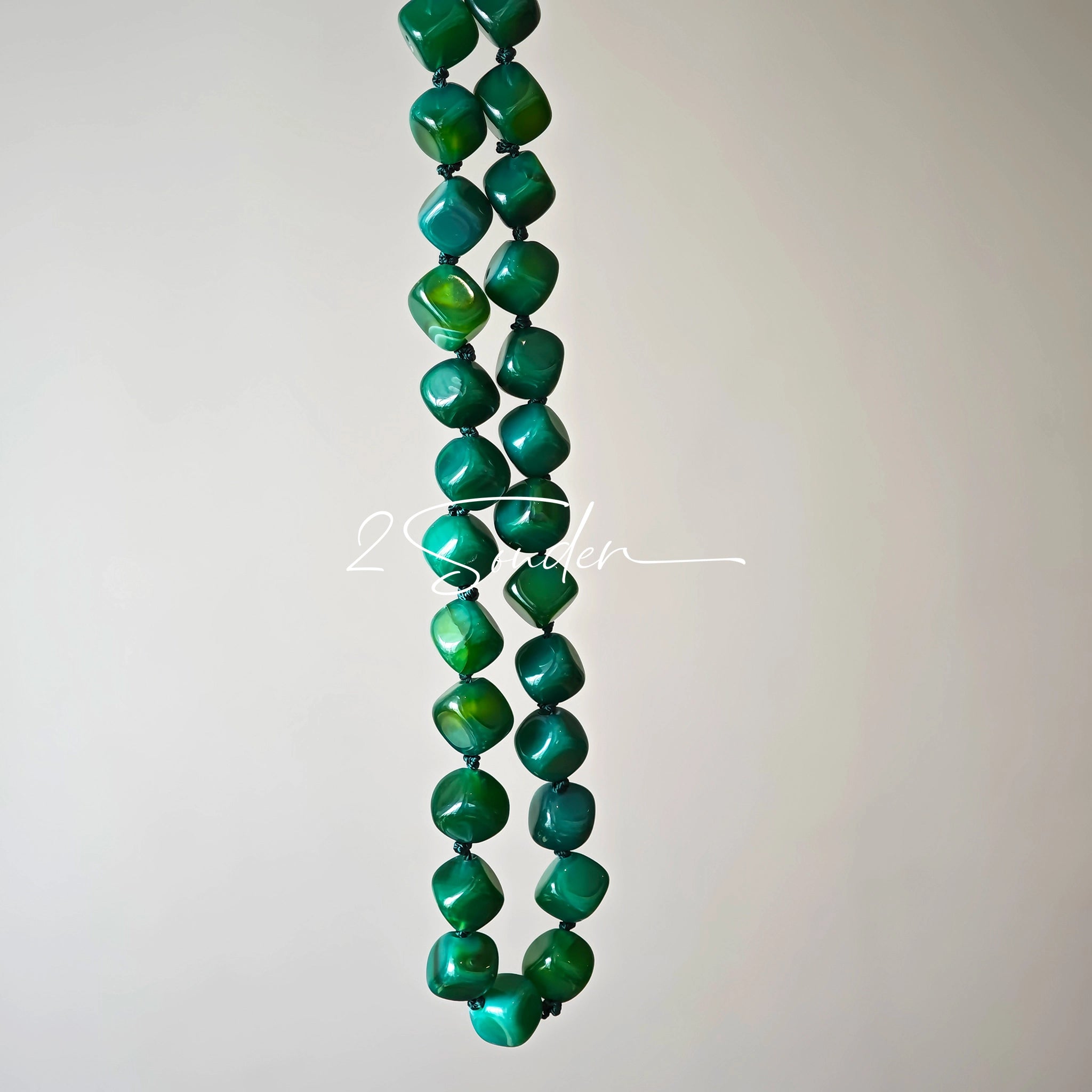 This necklace consists of green agate necklace. It's vintage, elegant and pretty.