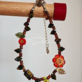 This is a bracelet crafted with rich terracotta glass beads that glow like aged parchment. It captures the warmth of a late autumn sunset. In the bracelet, there are various leaves, flowers, and irregularly shaped spacers. It’s the perfect piece of vintage jewelry to add a touch of nostalgia to your daily rotation.
