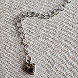 This is a bracelet crafted with rich terracotta glass beads that glow like aged parchment. It captures the warmth of a late autumn sunset. In the bracelet, there are various leaves, flowers, and irregularly shaped spacers. It’s the perfect piece of vintage jewelry to add a touch of nostalgia to your daily rotation.