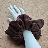 A leopard print scrunchy set with 6pcs of scrunchies, with different sizes and colors.