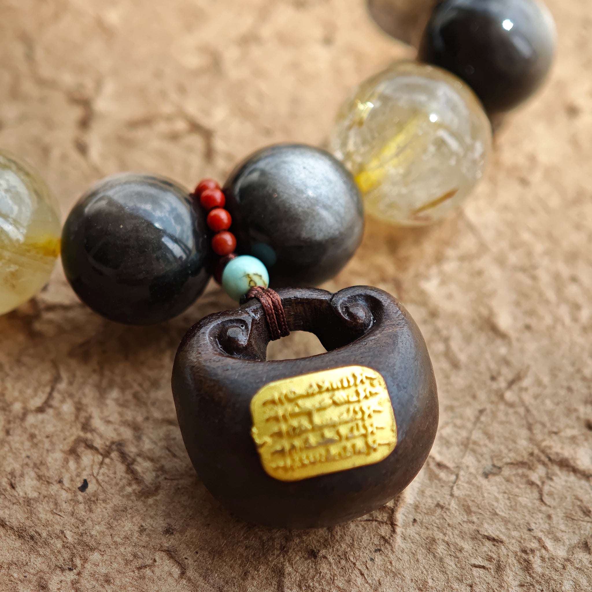 A powerful duet of silver flashes and golden threads, grounded by the earthy pulse of agarwood and the noble blush of Nanhong.