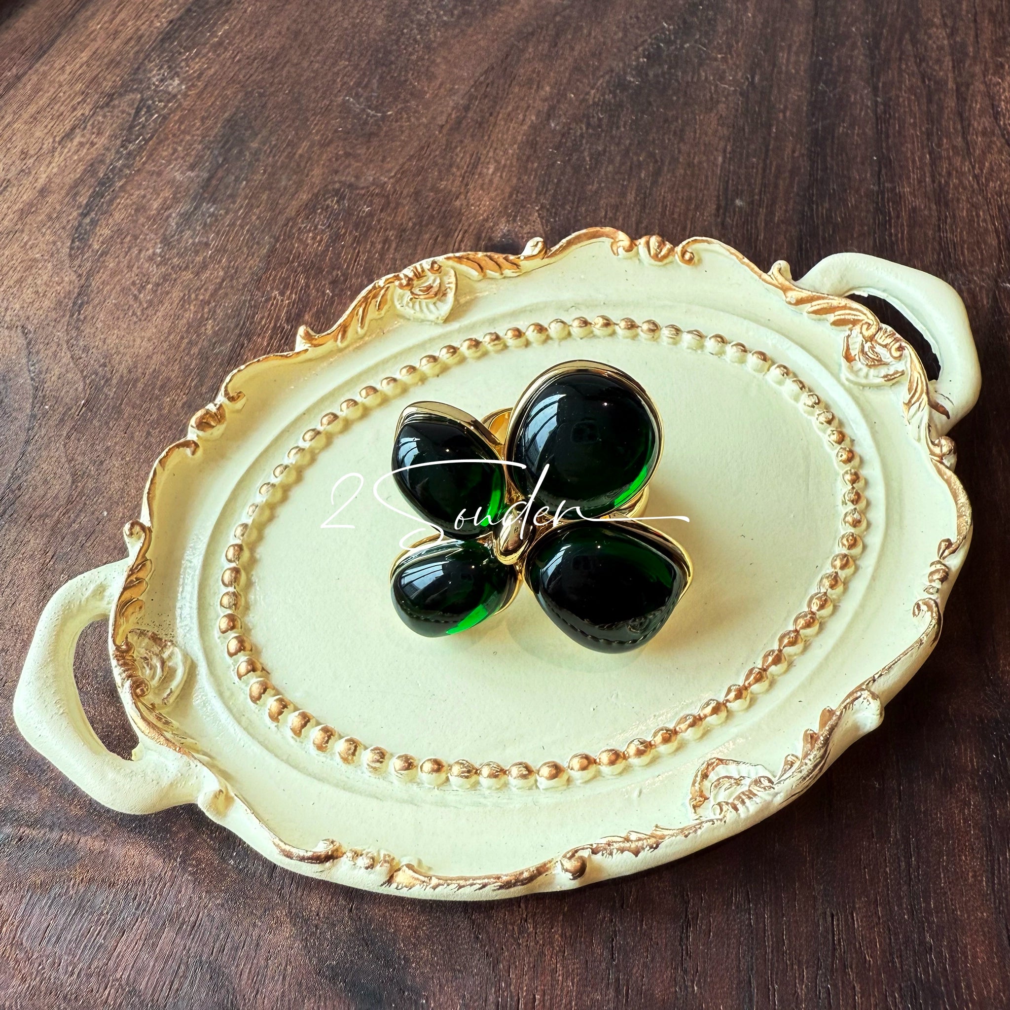 Each piece in this ring and earring set is meticulously crafted from natural mother-of-pearl, showcasing its naturally radiant luster. The large floral design is the main feature of the ring, with rich, vintage-inspired colors and unique natural textures, making each piece one-of-a-kind.